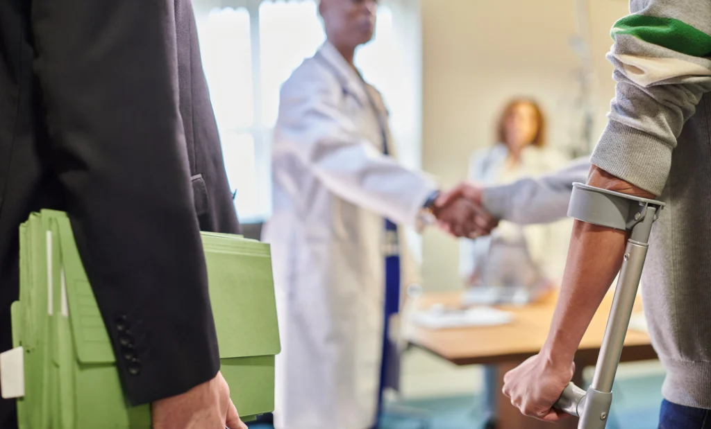 Injured patient meets lawyers for negligence in hospitals and doctors for help
